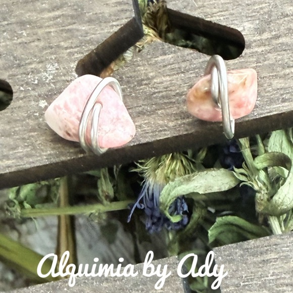 Rhodonite stud earrings worry stones/heart chakra healing crystal super dainty - Picture 1 of 5